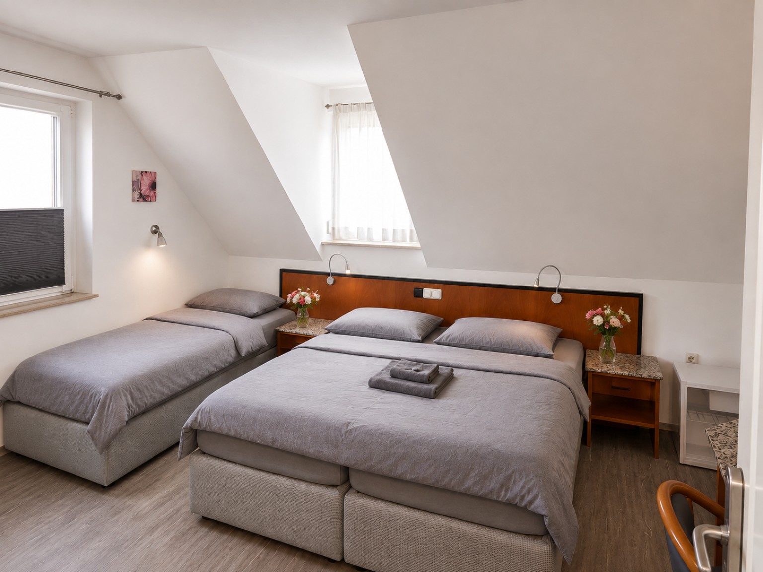 Dreibettzimmer mit Doppelbett und Einzelbett