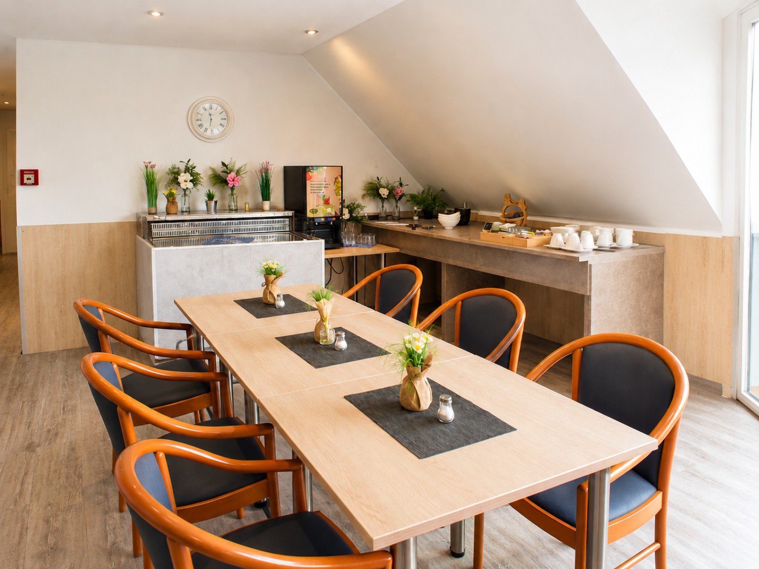 Frühstücksbereich mit Buffet im Hotel Sonnenschein